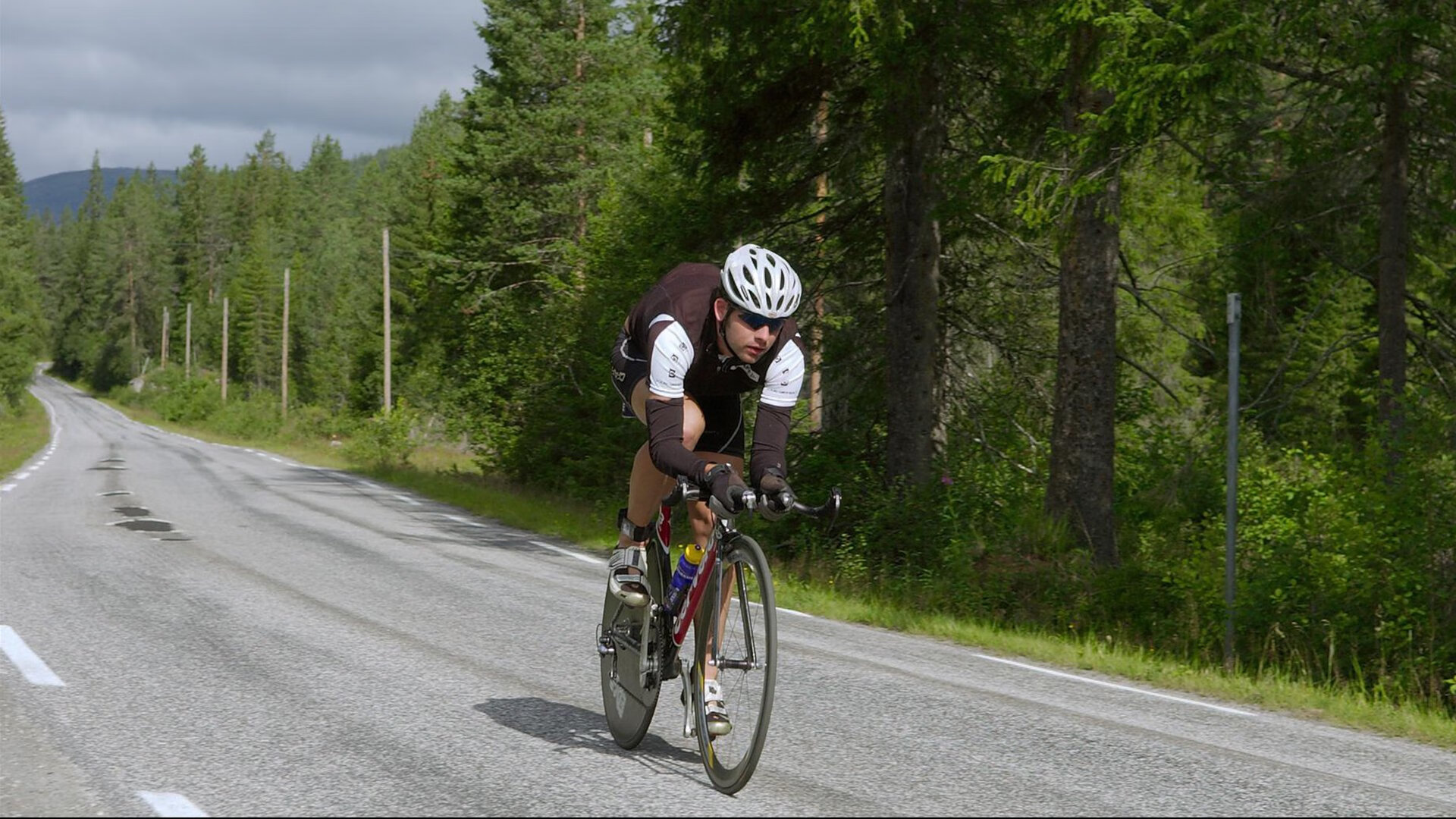 滑翔伞越野飞行赛 选手在山谷间划出优美轨迹